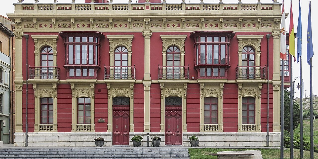 1280px-Town_hall_of_Carreño,_1